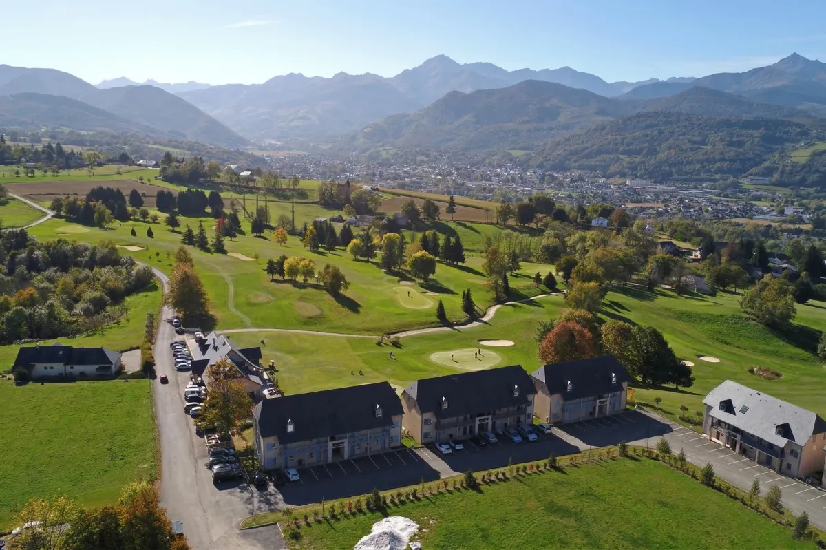 Vue aérienne du golf de montagne près de HI PYRENEES et des Pyrénées