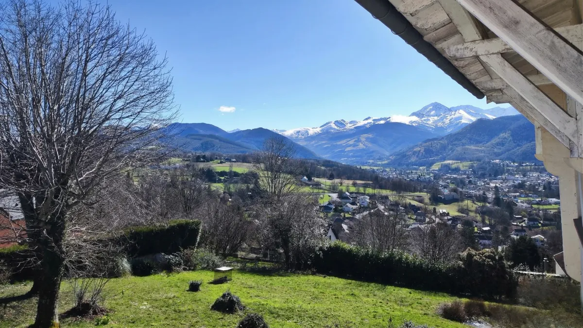 Vue depuis un balcon sur le village et les montagnes des Pyrénées