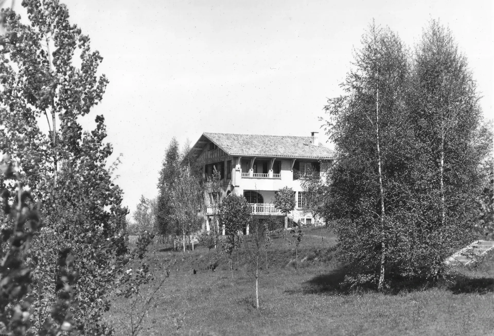 Ancienne photo de la maison HI PYRENEES entourée d’arbres