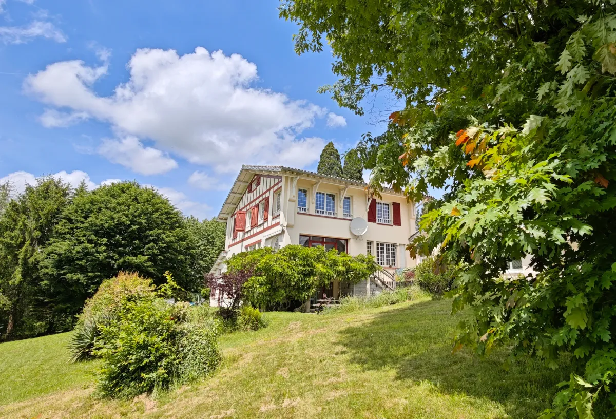 La maison HI PYRENEES aujourd’hui, vue depuis le jardin en pente