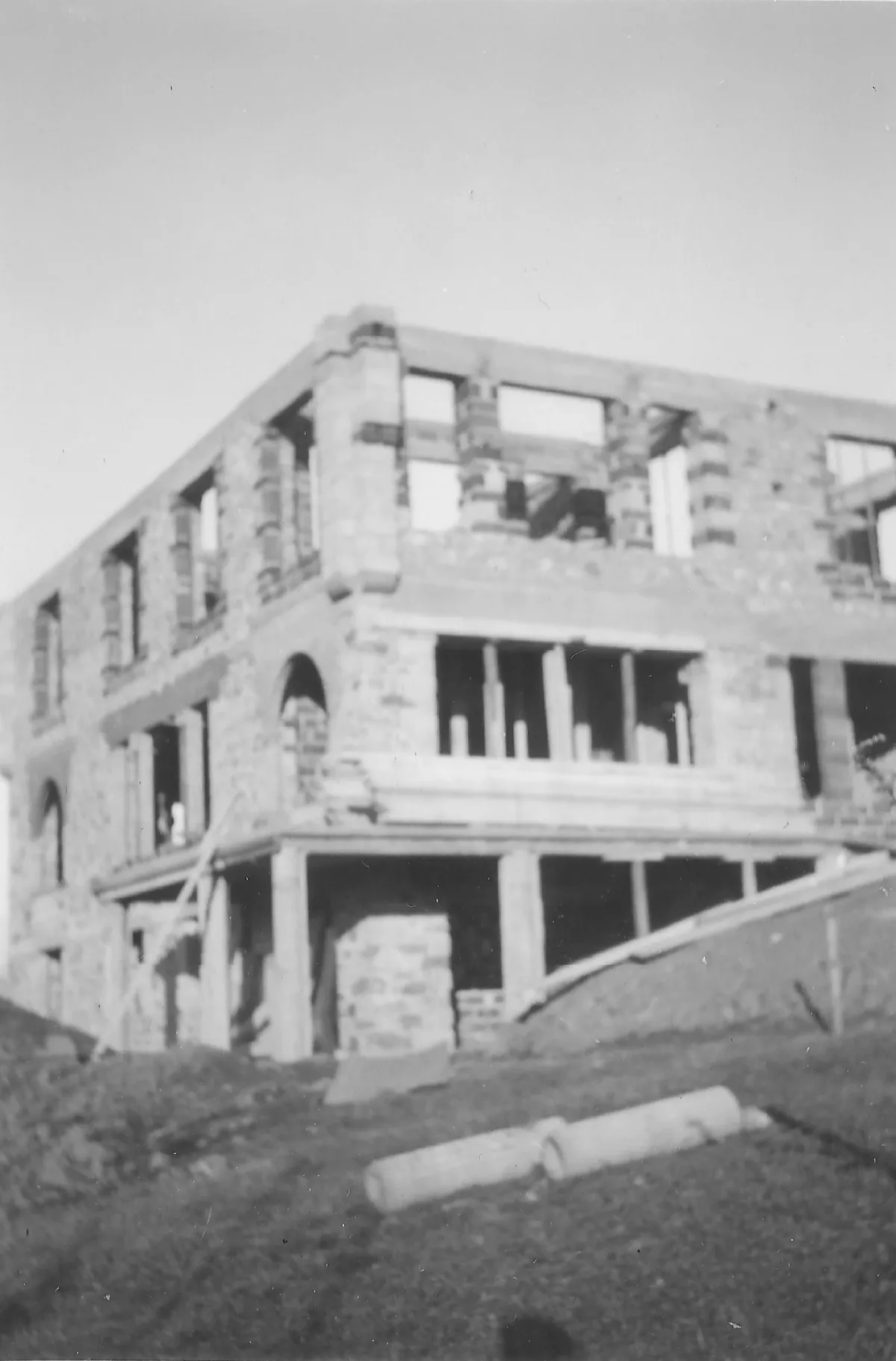 Archive de la maison néo-basque en construction avec piliers et murs ouverts