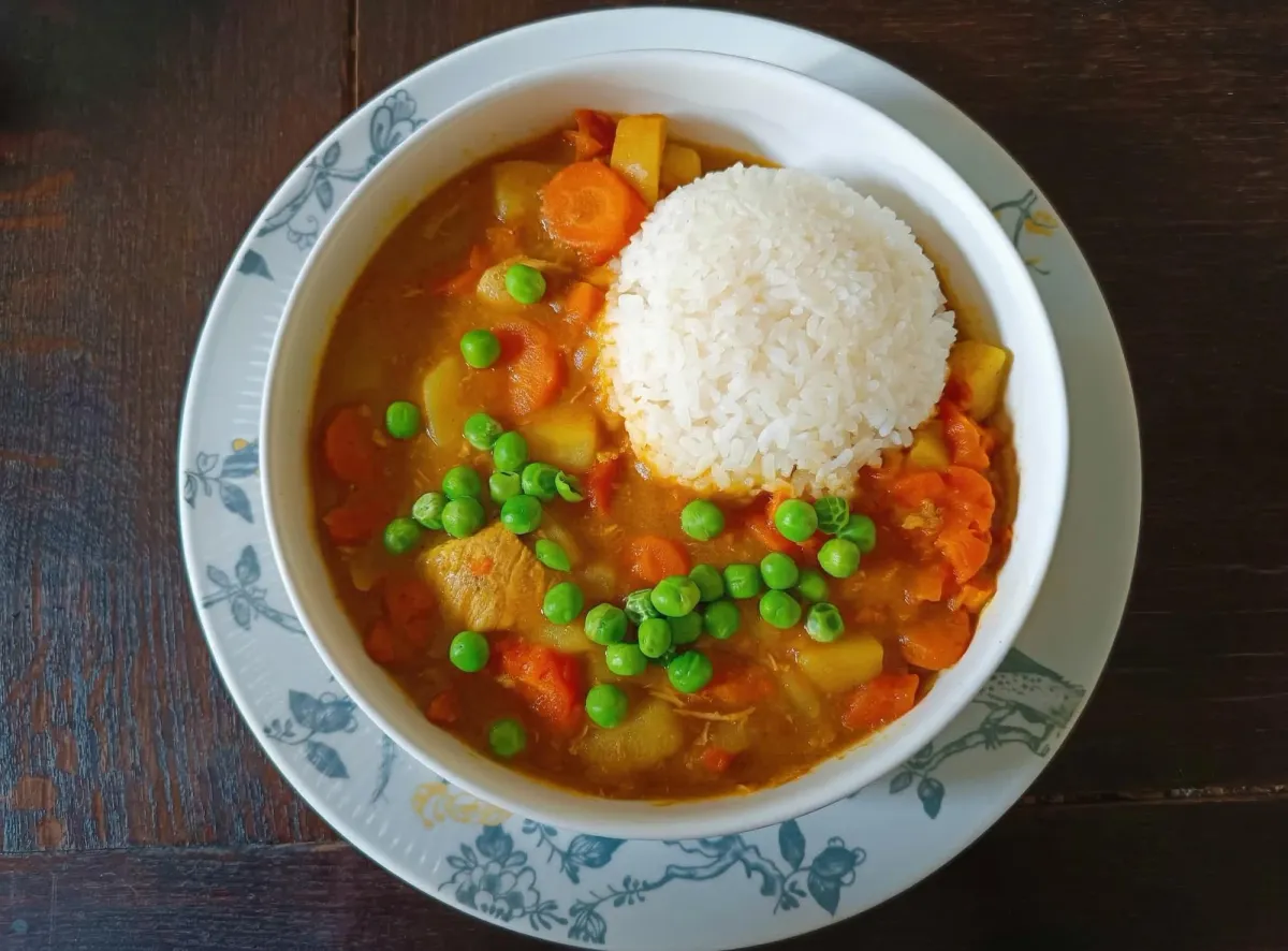 Riz au curry maison servi à la table partagée de HI PYRENEES