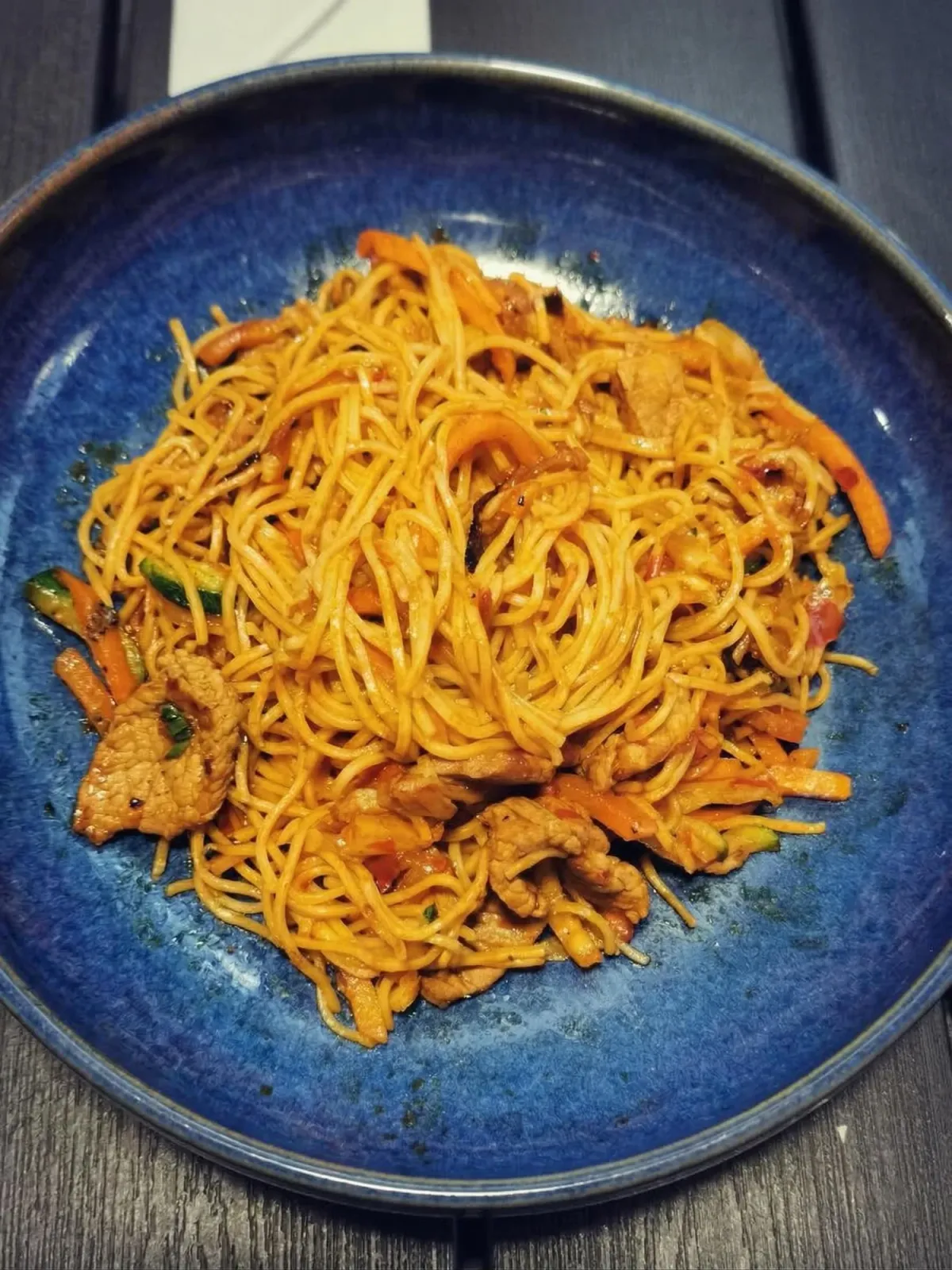 Nouilles sautées maison dans une assiette bleue
