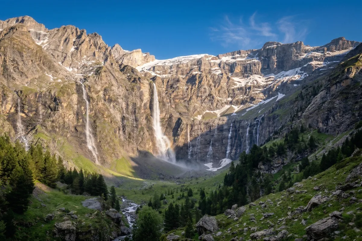 Cirque de Gavarnie avec parois rocheuses et grandes cascades