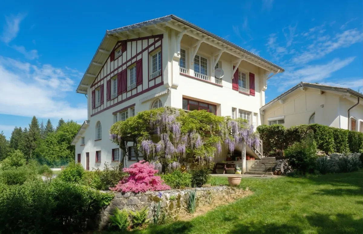 Façade néo-basque de HI PYRENEES avec glycine et jardin à Bagnères-de-Bigorre
