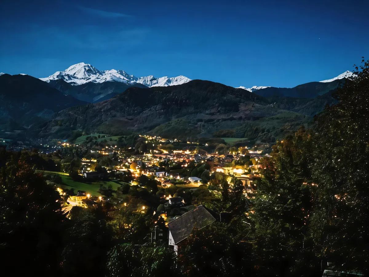 Bagnères-de-Bigorre de nuit avec les sommets enneigés des Pyrénées