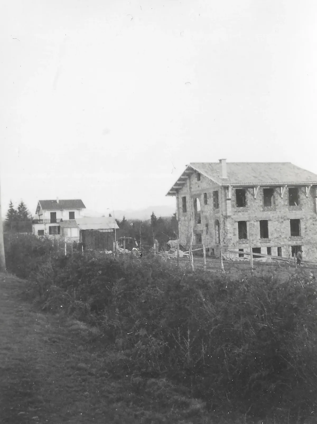 Vue ancienne du chantier de la maison et de son annexe à flanc de colline