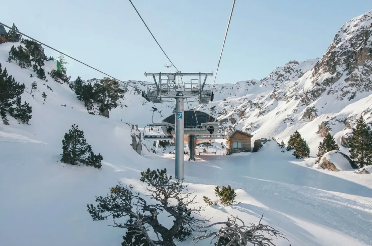 Remontée mécanique dans la neige à La Mongie près du Pic du Midi