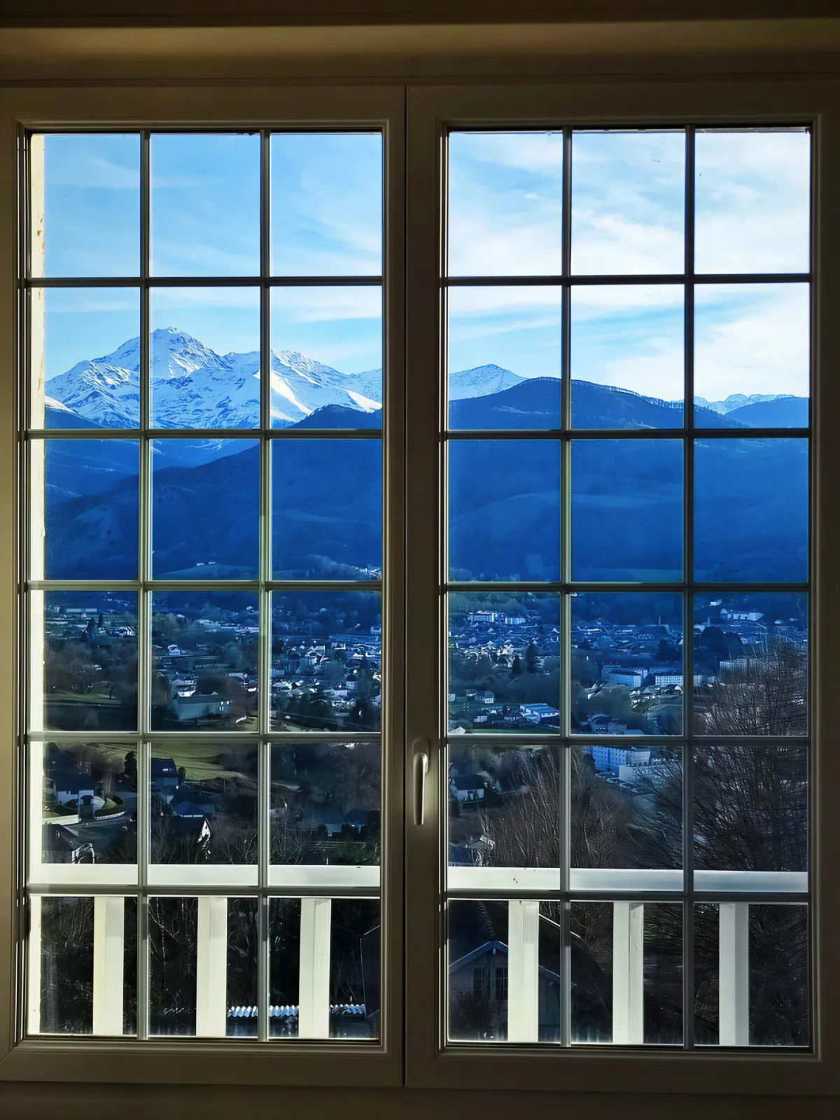 Vue sur les Pyrénées depuis une fenêtre de HI PYRENEES à Bagnères-de-Bigorre