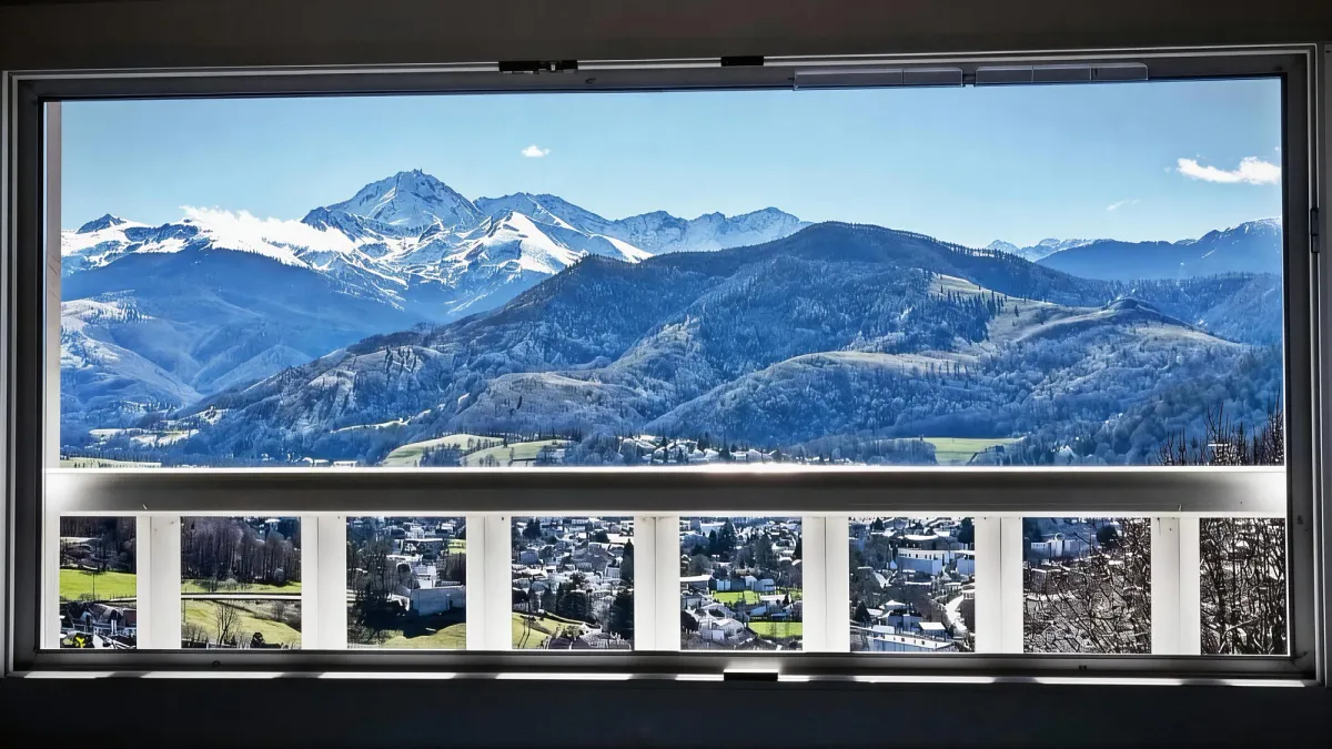 Vue large sur les toits de Bagnères-de-Bigorre et les Pyrénées enneigées