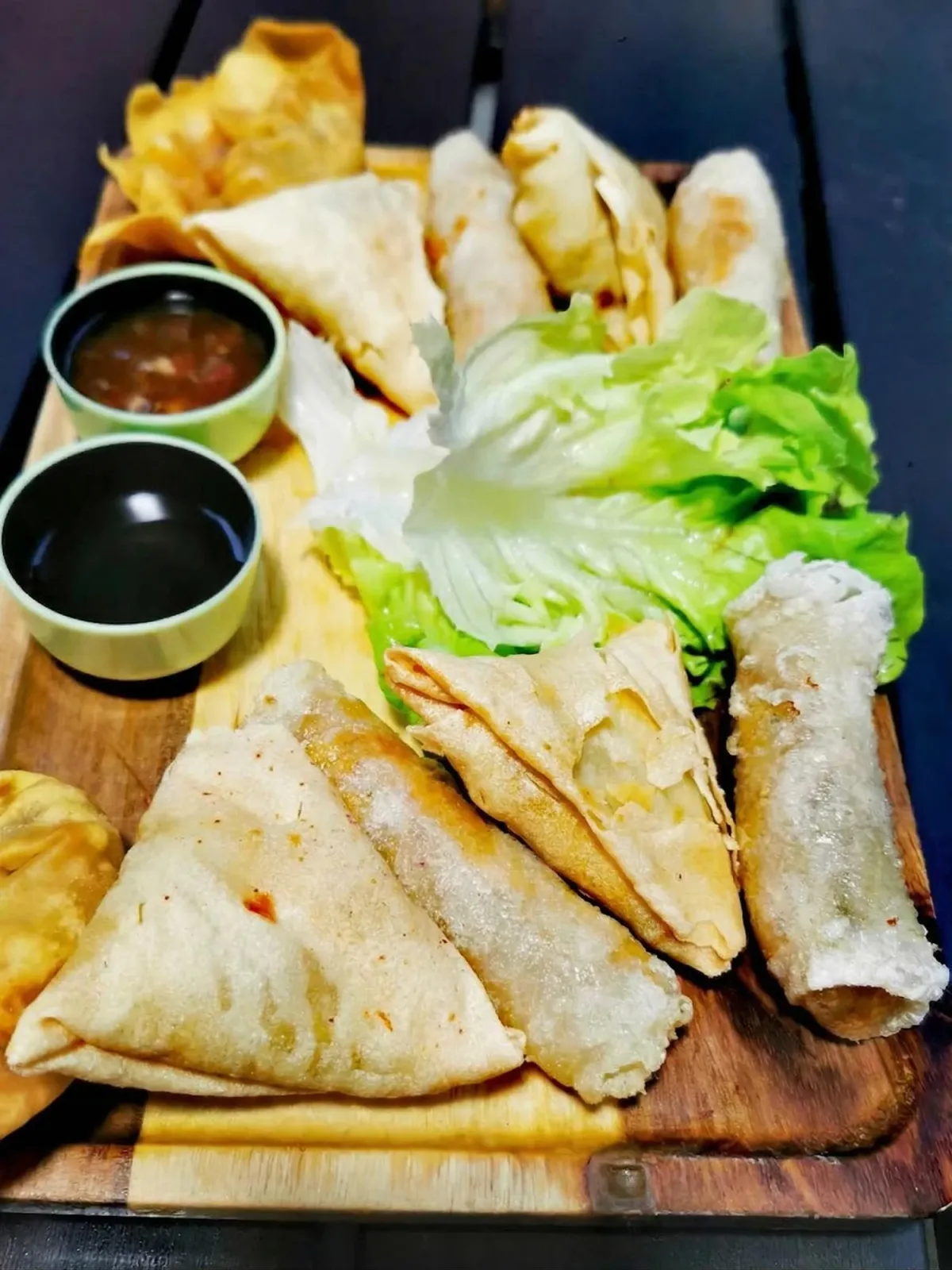 Rouleaux de printemps et bouchées croustillantes avec sauces