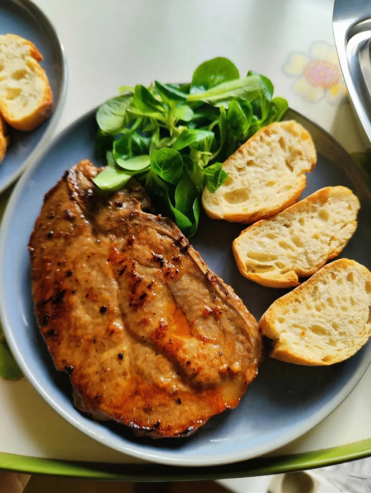 Steak, pain grillé et salade verte pour un repas maison
