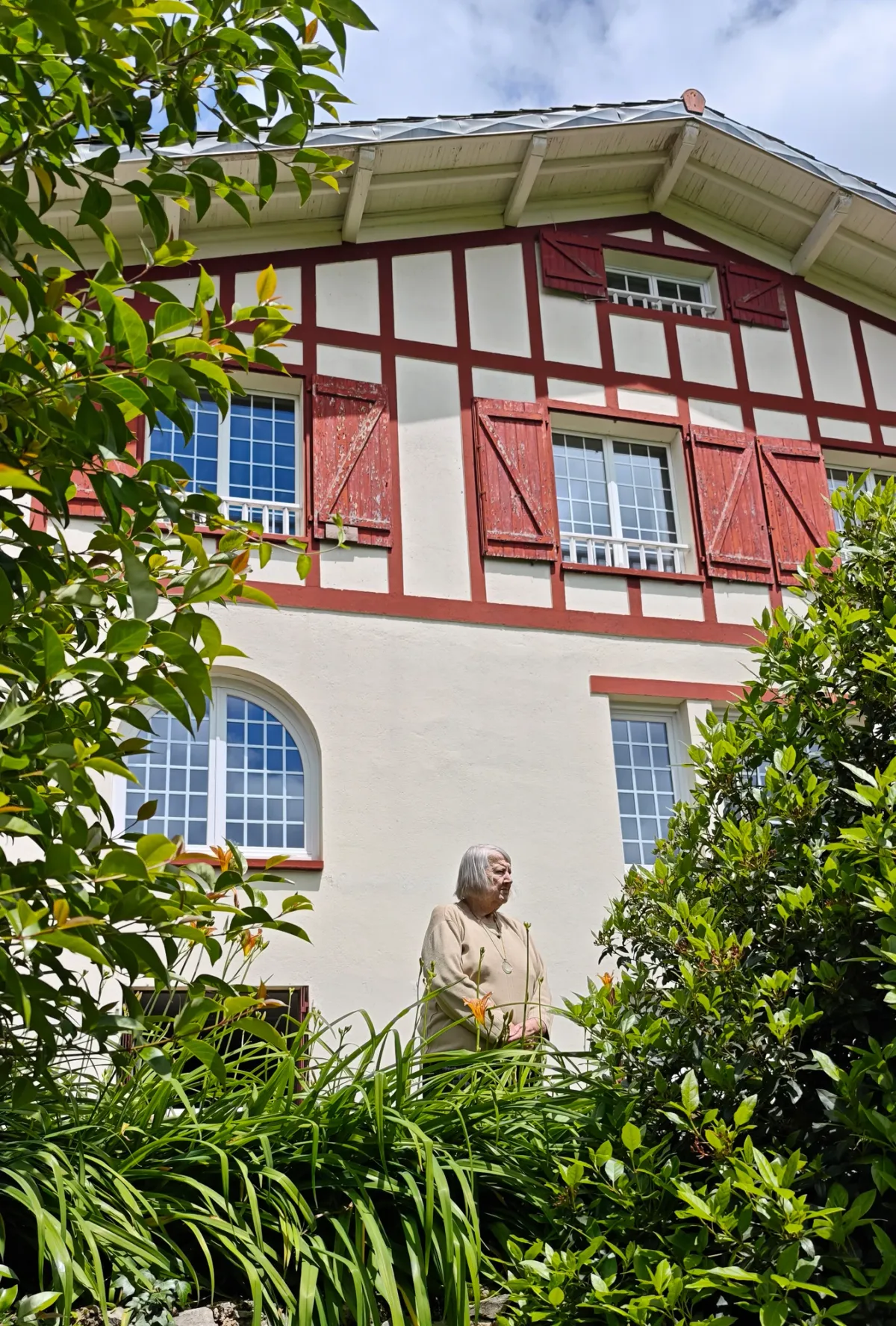 Façade actuelle de HI PYRENEES avec statue dans le jardin