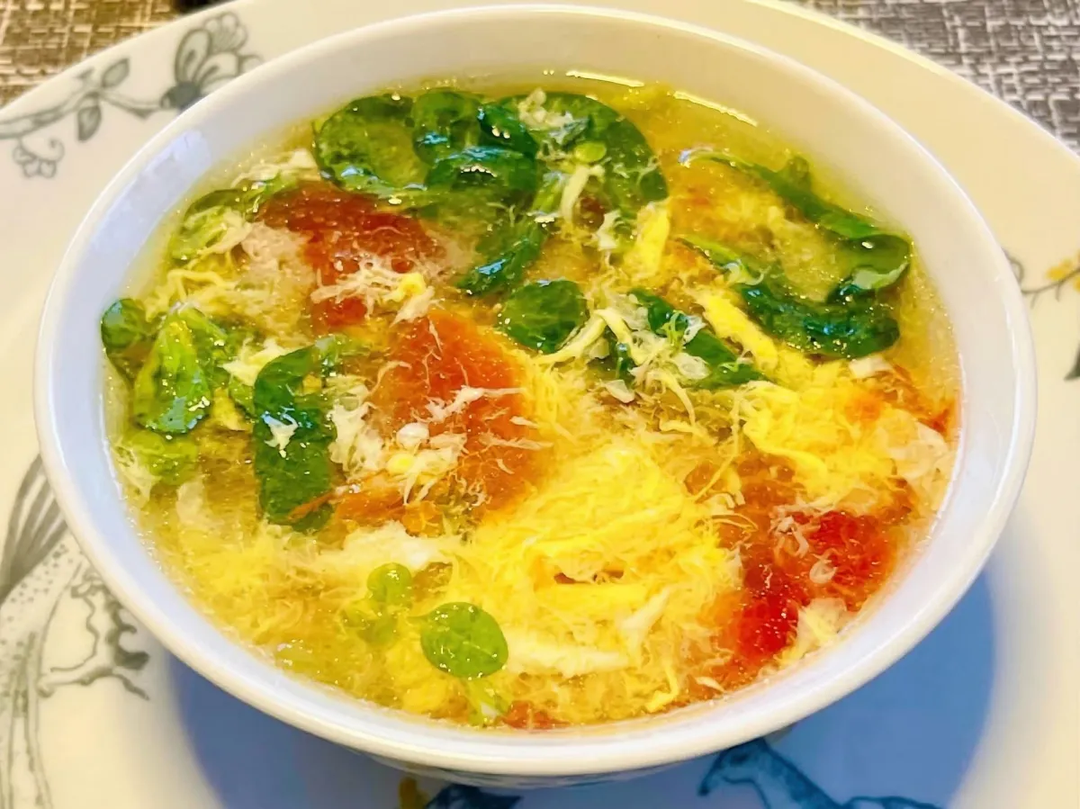 Soupe tomate-œuf maison aux herbes fraîches