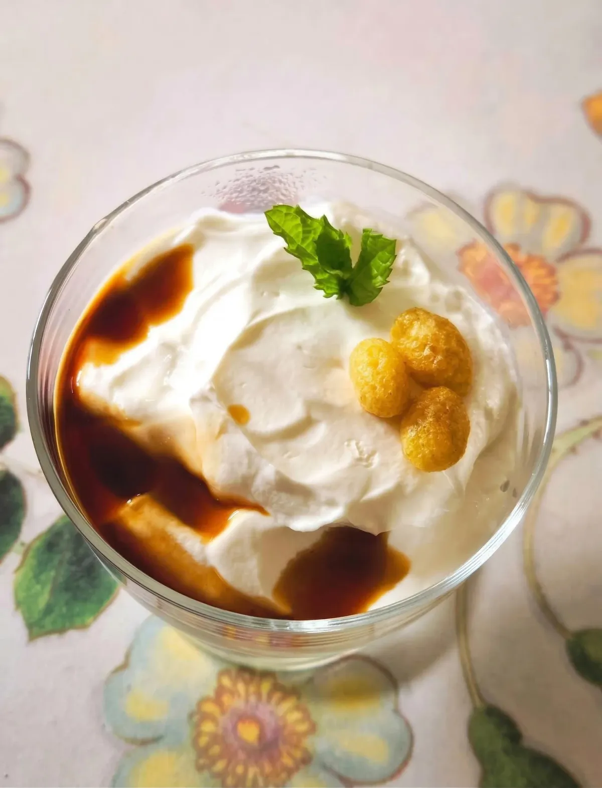 Dessert au yaourt avec menthe et coulis